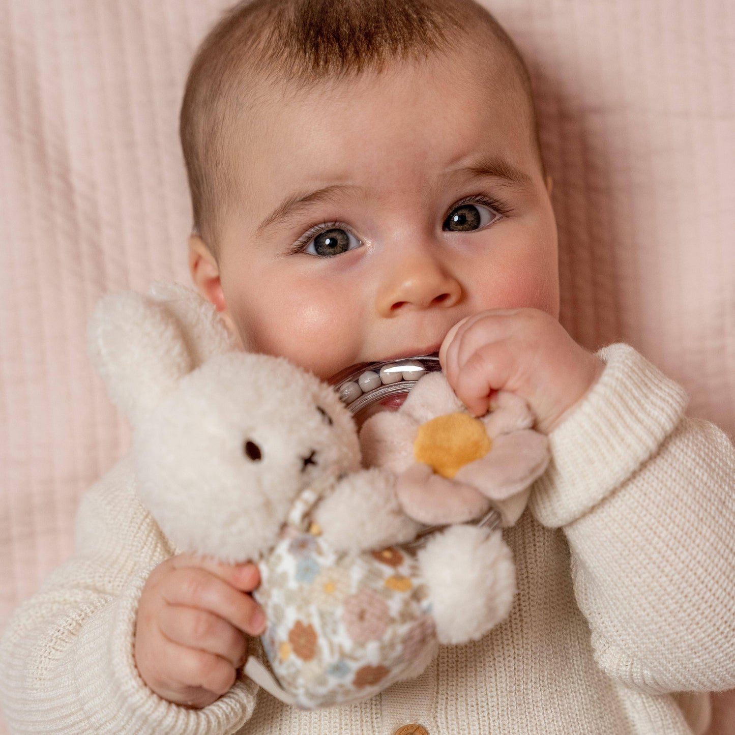 Ringelrassel Vintage Blumenmuster