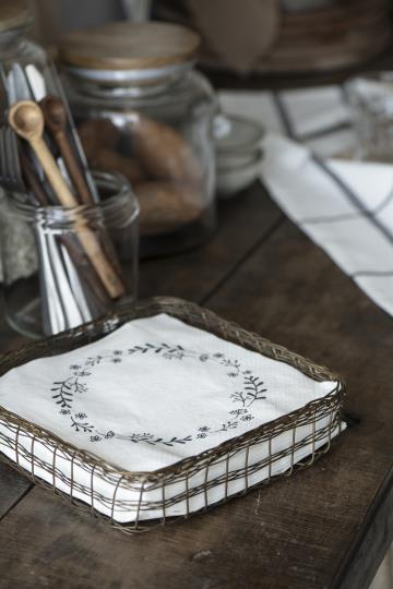 Serviette mit blauem Blumenkranz