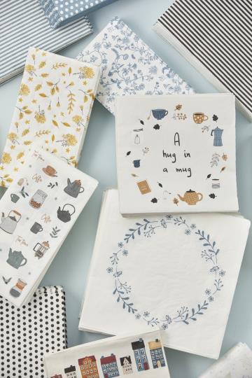 Serviette mit blauem Blumenkranz