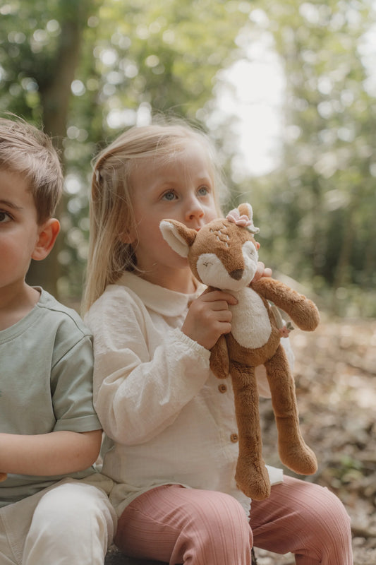 Kuscheltier Hirsch mit langen Beinen