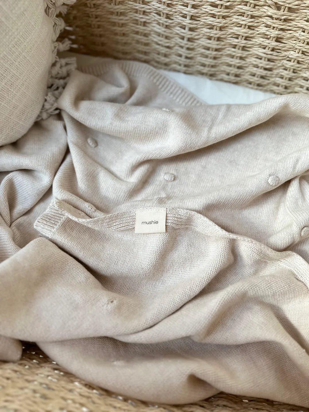 Gestrickte strukturierte Punkte Babydecke