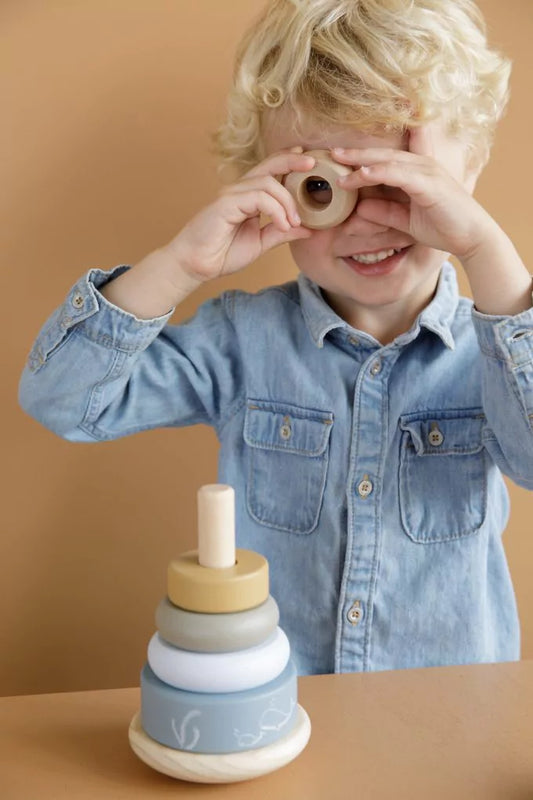 Holz- Stapelturm mit Ringen