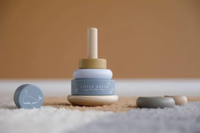 Holz- Stapelturm mit Ringen